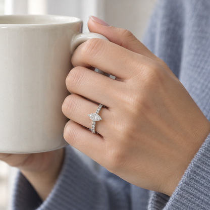 Anillo de compromiso con aro de luz S-3989 — joya puesta desde otro ángulo