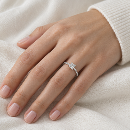 Anillo de compromiso y línea luminosa S-3990 — primer plano de la joya puesta