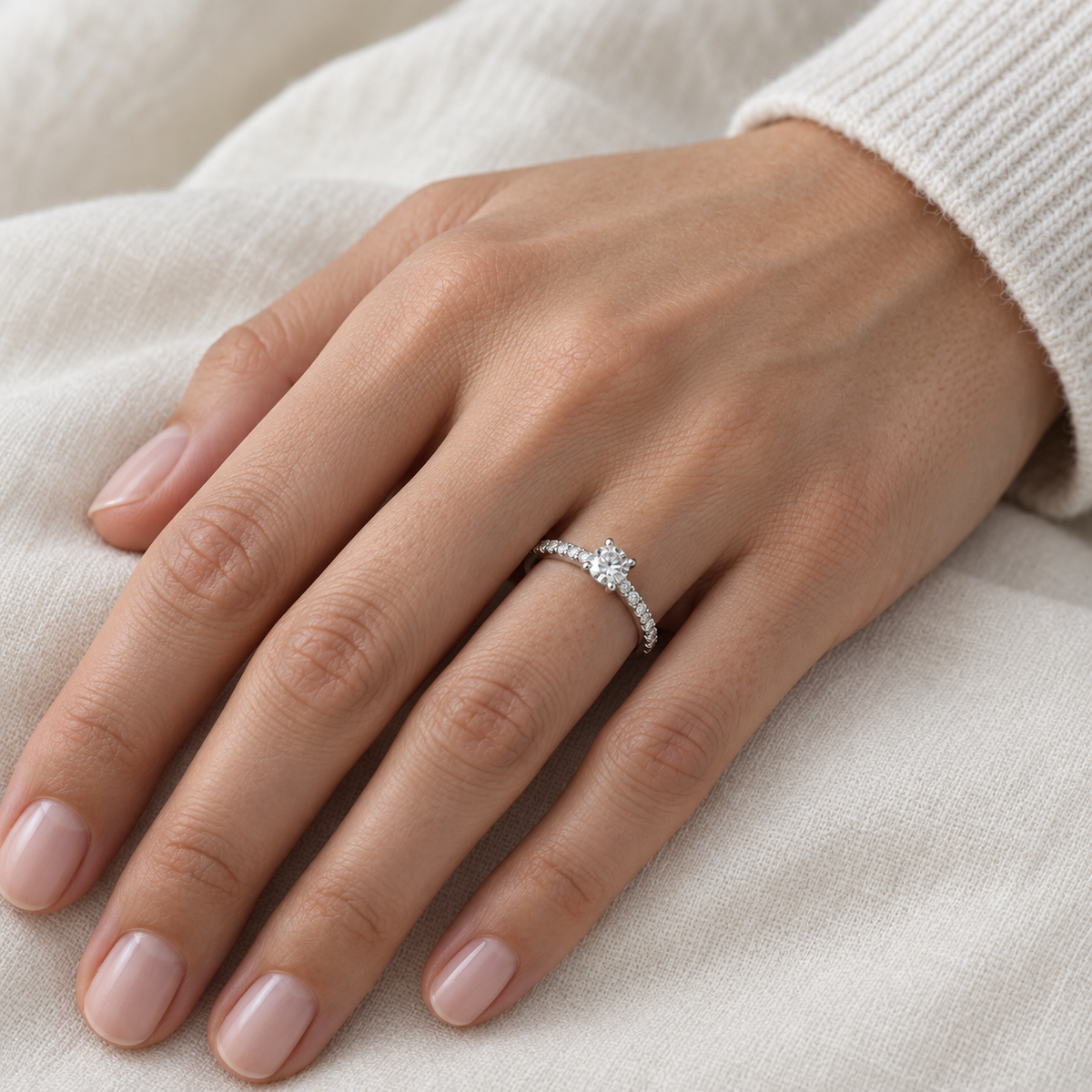 Anillo de compromiso de contorno delicado S-3991 — primer plano de la joya puesta