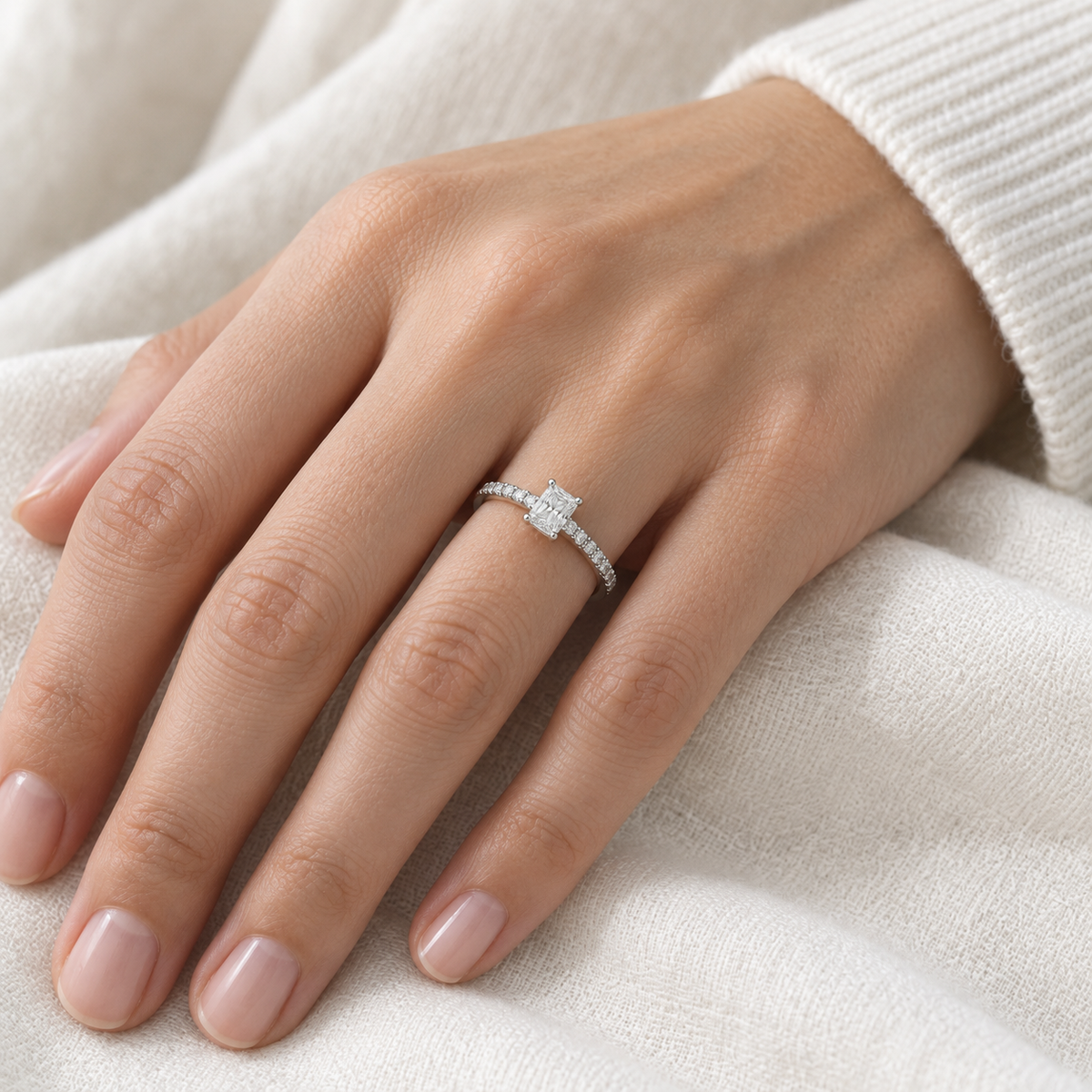 Anillo de compromiso con centro geométrico S-3993 — primer plano de la joya puesta