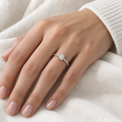 Anillo de compromiso con centro geométrico S-3993 — primer plano de la joya puesta
