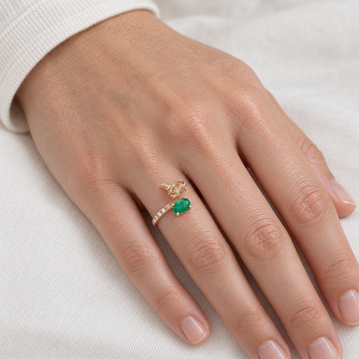 Anillo de esmeralda y diamante coñac S-3994 — primer plano de la joya puesta