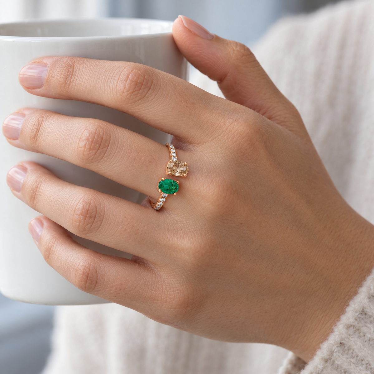 Anillo de esmeralda y diamante coñac S-3994 — joya puesta desde otro ángulo
