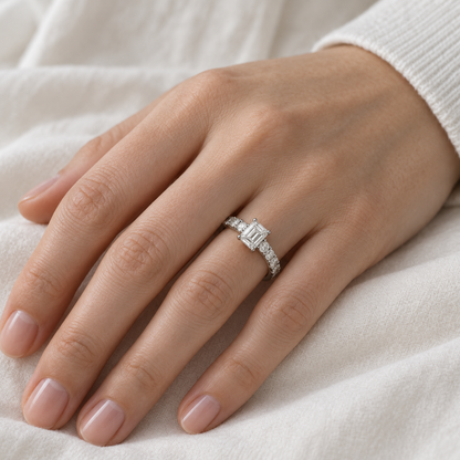 Anillo de diamante talla esmeralda S-3995 — primer plano de la joya puesta