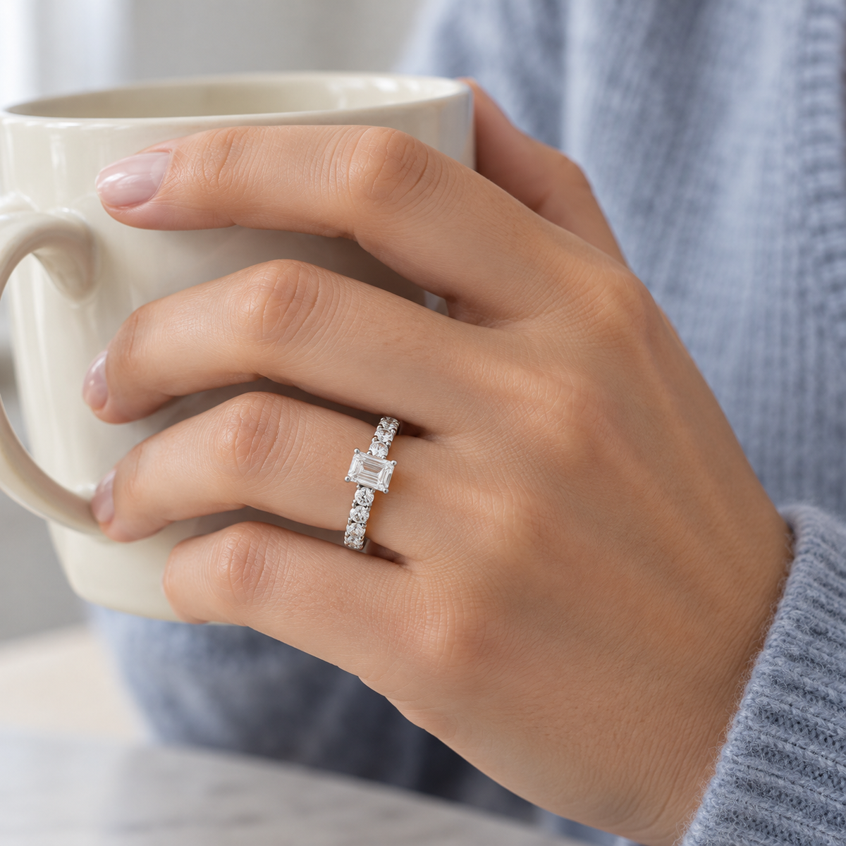 Anillo de diamante talla esmeralda S-3995 — joya puesta desde otro ángulo