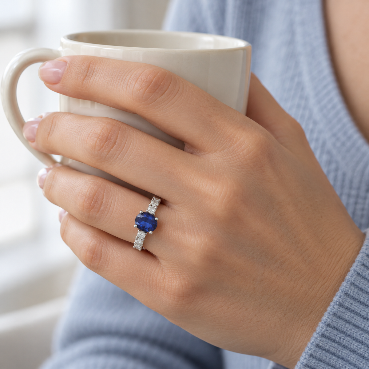 Anillo de zafiro oval y brillantes S-4001 — joya puesta desde otro ángulo