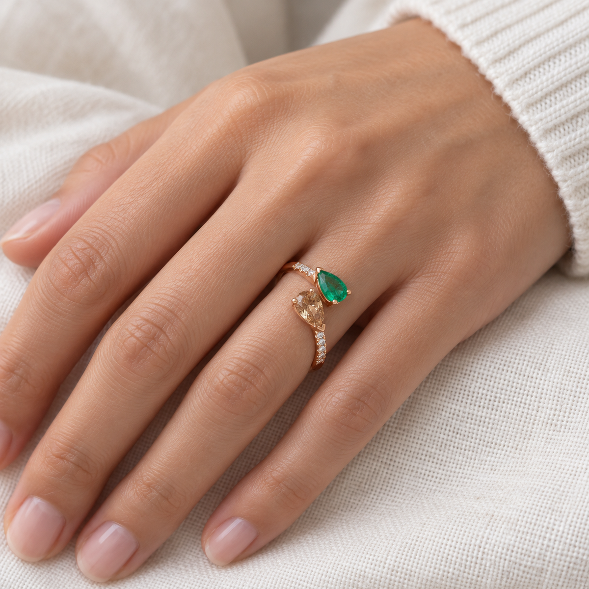 Anillo de esmeralda y diamante en lágrima S-4003 — primer plano de la joya puesta