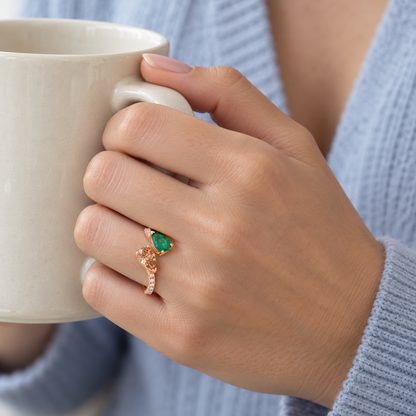 Anillo de esmeralda y diamante en lágrima S-4003 — joya puesta desde otro ángulo