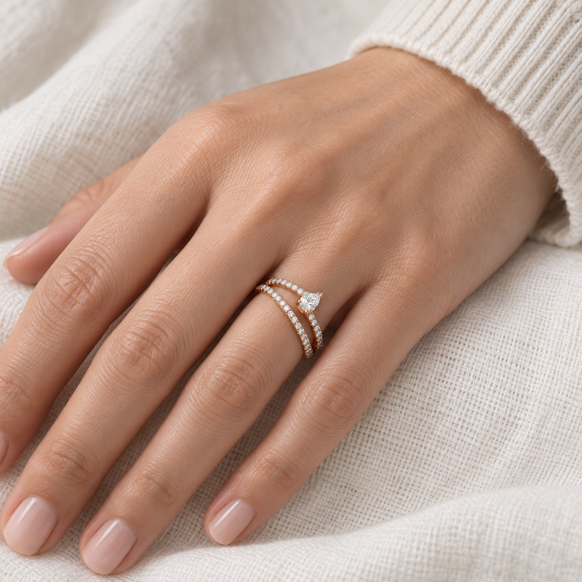 Anillo de diamante en lágrima y doble línea S-4007 — primer plano de la joya puesta