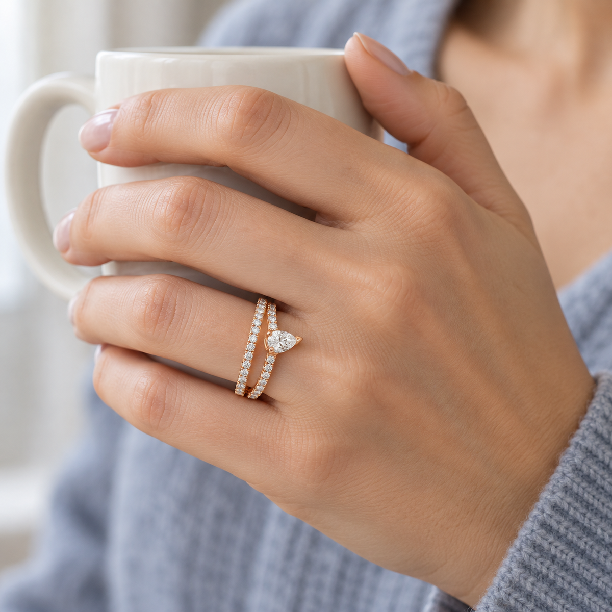 Anillo de diamante en lágrima y doble línea S-4007 — joya puesta desde otro ángulo