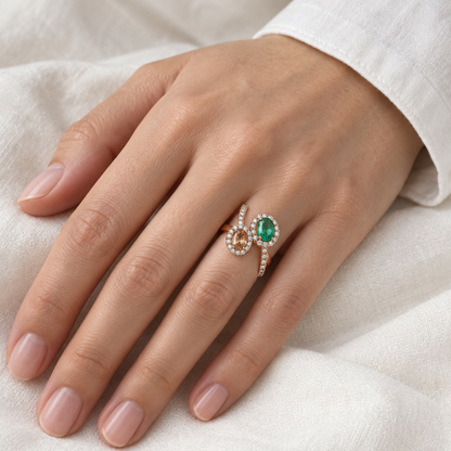 Anillo abierto de esmeralda y diamante oval S-4013 — primer plano de la joya puesta