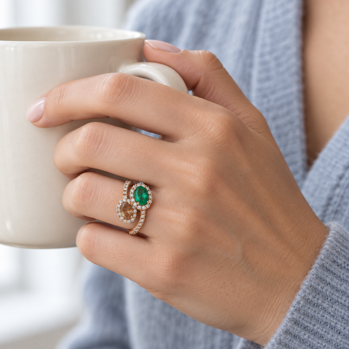 Anillo abierto de esmeralda y diamante oval S-4013 — joya puesta desde otro ángulo