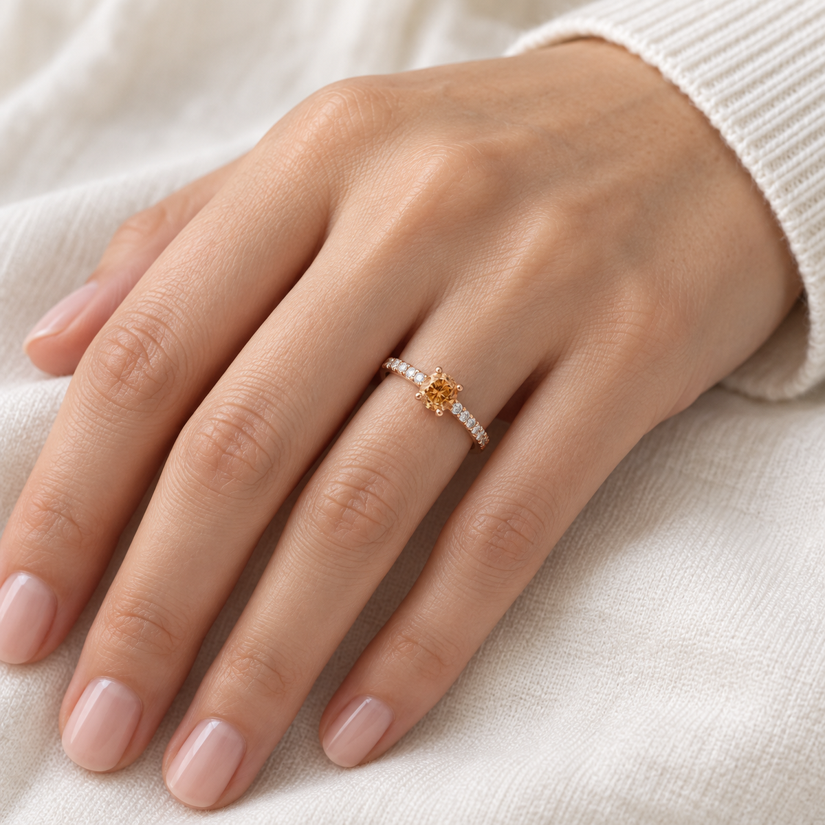 Anillo de diamante oval color coñac S-4014 — primer plano de la joya puesta