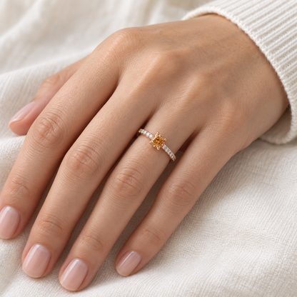 Anillo de diamante oval color coñac S-4014 — primer plano de la joya puesta
