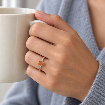 Anillo de diamante oval color coñac S-4014 — joya puesta desde otro ángulo