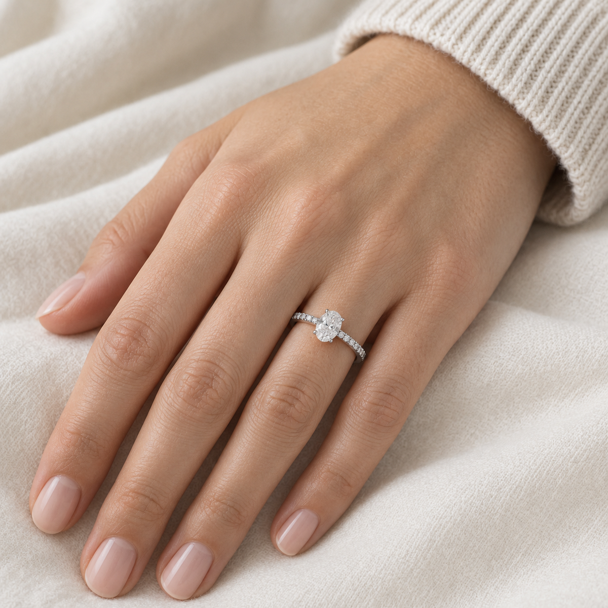 Anillo de diamante oval y brillantes S-4015 — primer plano de la joya puesta