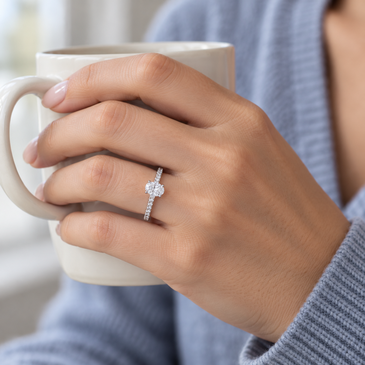 Anillo de diamante oval y brillantes S-4015 — joya puesta desde otro ángulo