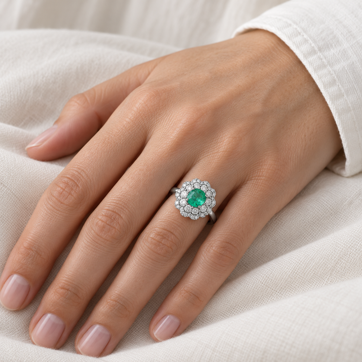 Anillo de esmeralda oval y rosetón S-4017 — primer plano de la joya puesta