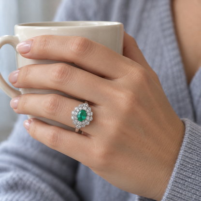 Anillo de esmeralda oval y rosetón S-4017 — joya puesta desde otro ángulo