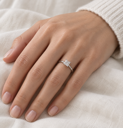 Solitario de diamante talla radiant SL-1560 — primer plano de la joya puesta