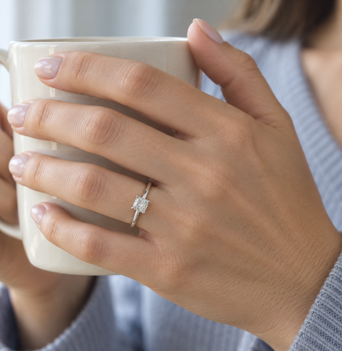 Solitario de diamante talla radiant SL-1560 — joya puesta desde otro ángulo