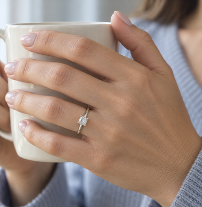 Solitario de diamante talla radiant SL-1560 — joya puesta desde otro ángulo