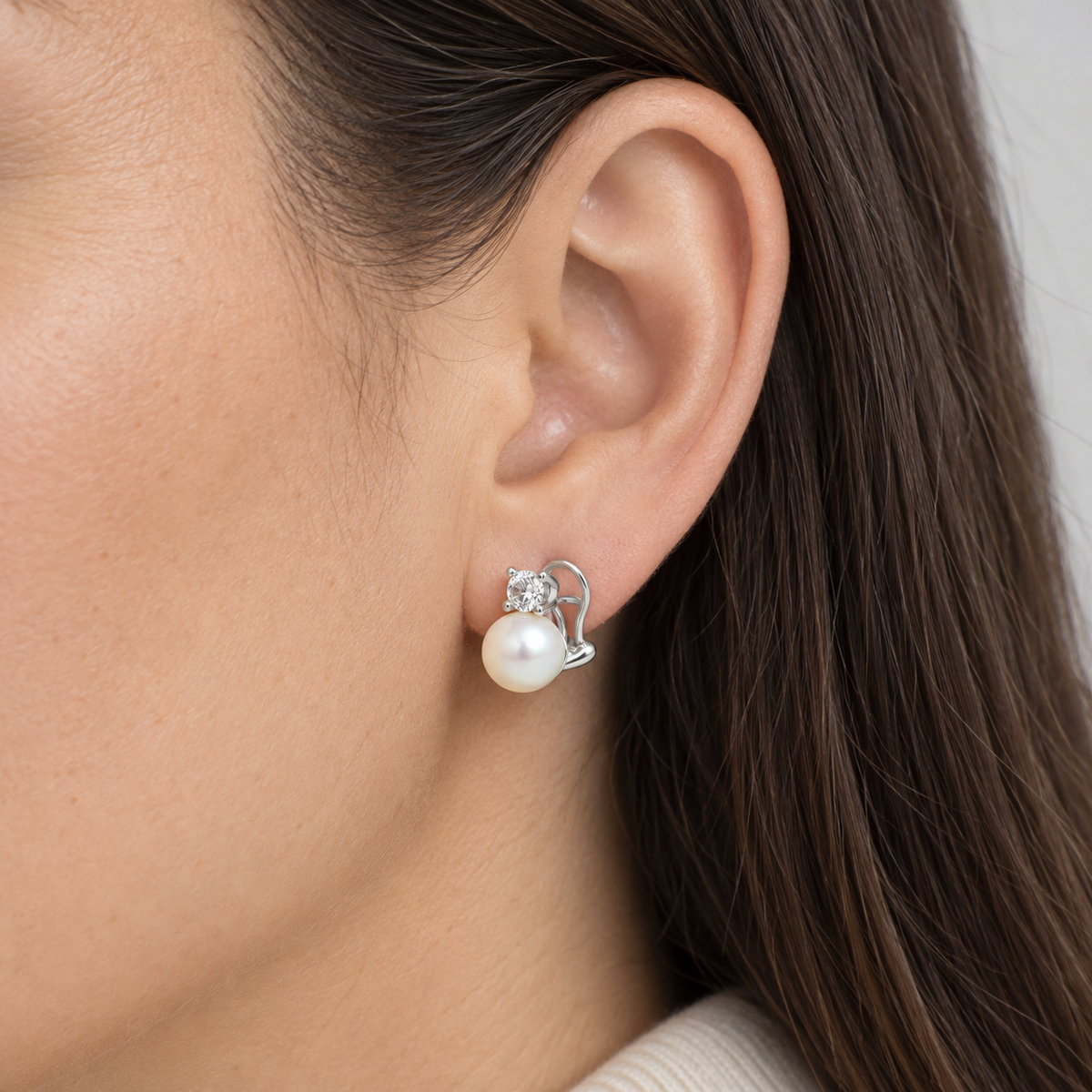 Pendientes de perla y brillante V-2259/P — primer plano de la joya puesta