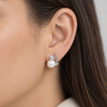 Pendientes de perla y brillante V-2259/P — primer plano de la joya puesta