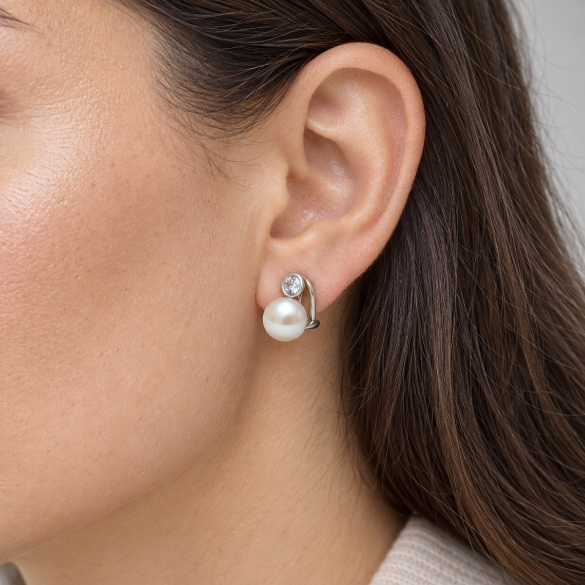 Pendientes de perla y brillante redondo V-2303/P — primer plano de la joya puesta