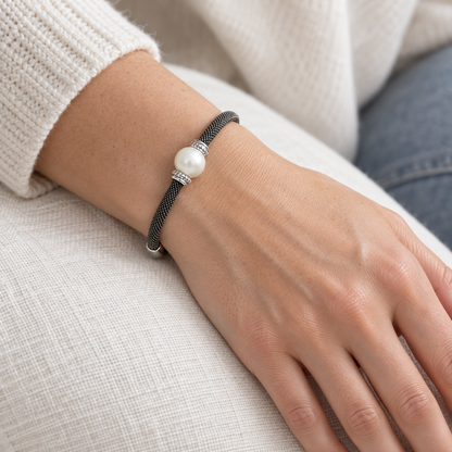 Pulsera de acero con centro nacarado V-2336/PU — primer plano de la joya puesta