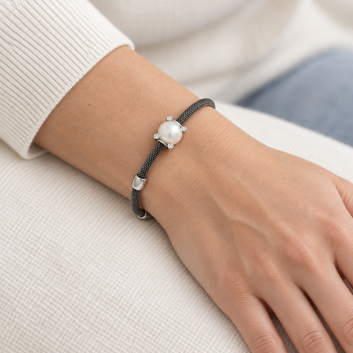 Pulsera de acero y detalle redondo claro V-2394/PU — primer plano de la joya puesta