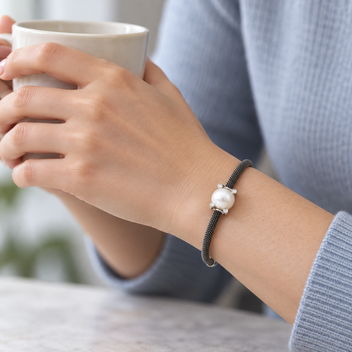 Pulsera de acero y detalle redondo claro V-2394/PU — joya puesta desde otro ángulo