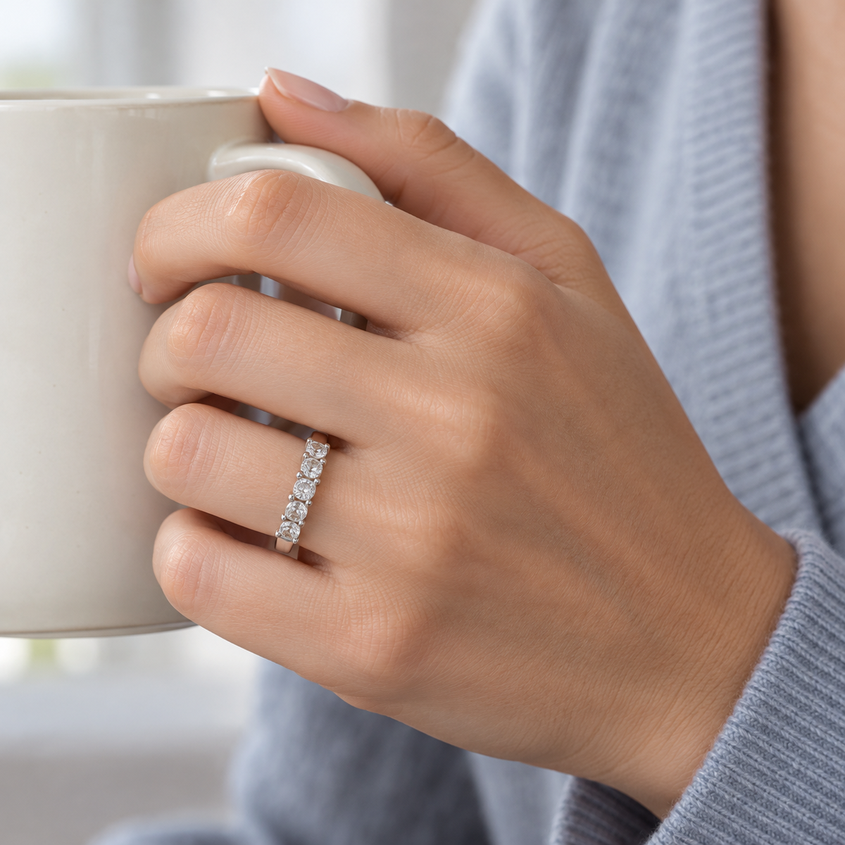 Alianza de garras con frente escalonado V-2424/AL — joya puesta desde otro ángulo