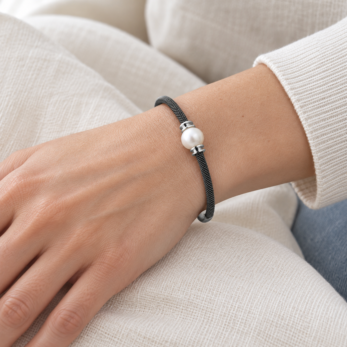 Pulsera de acero y centro de reflejos claros V-2432/PU — primer plano de la joya puesta