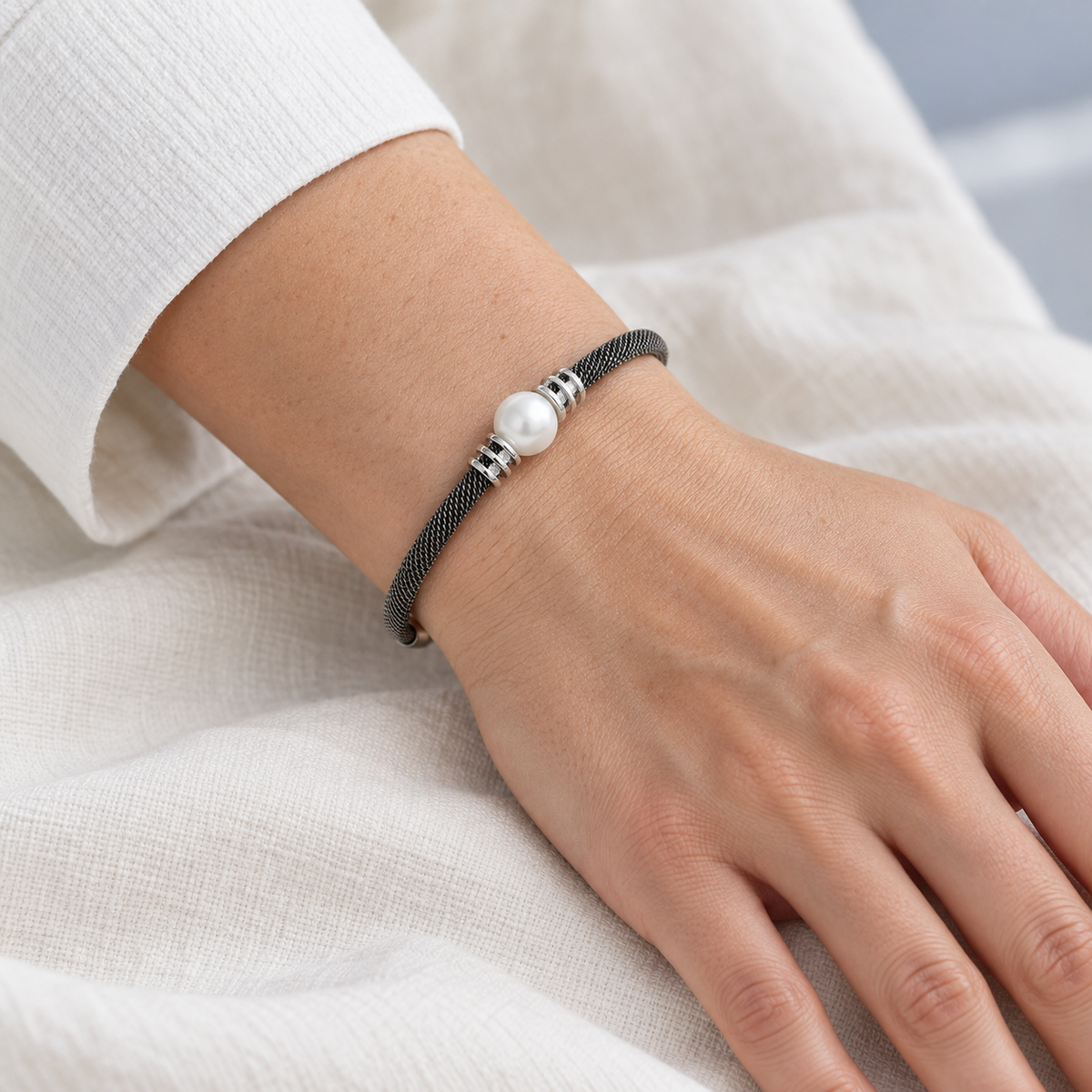 Pulsera de acero con motivo nacarado V-2445/PU — primer plano de la joya puesta
