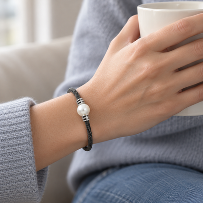 Pulsera de acero con motivo nacarado V-2445/PU — joya puesta desde otro ángulo
