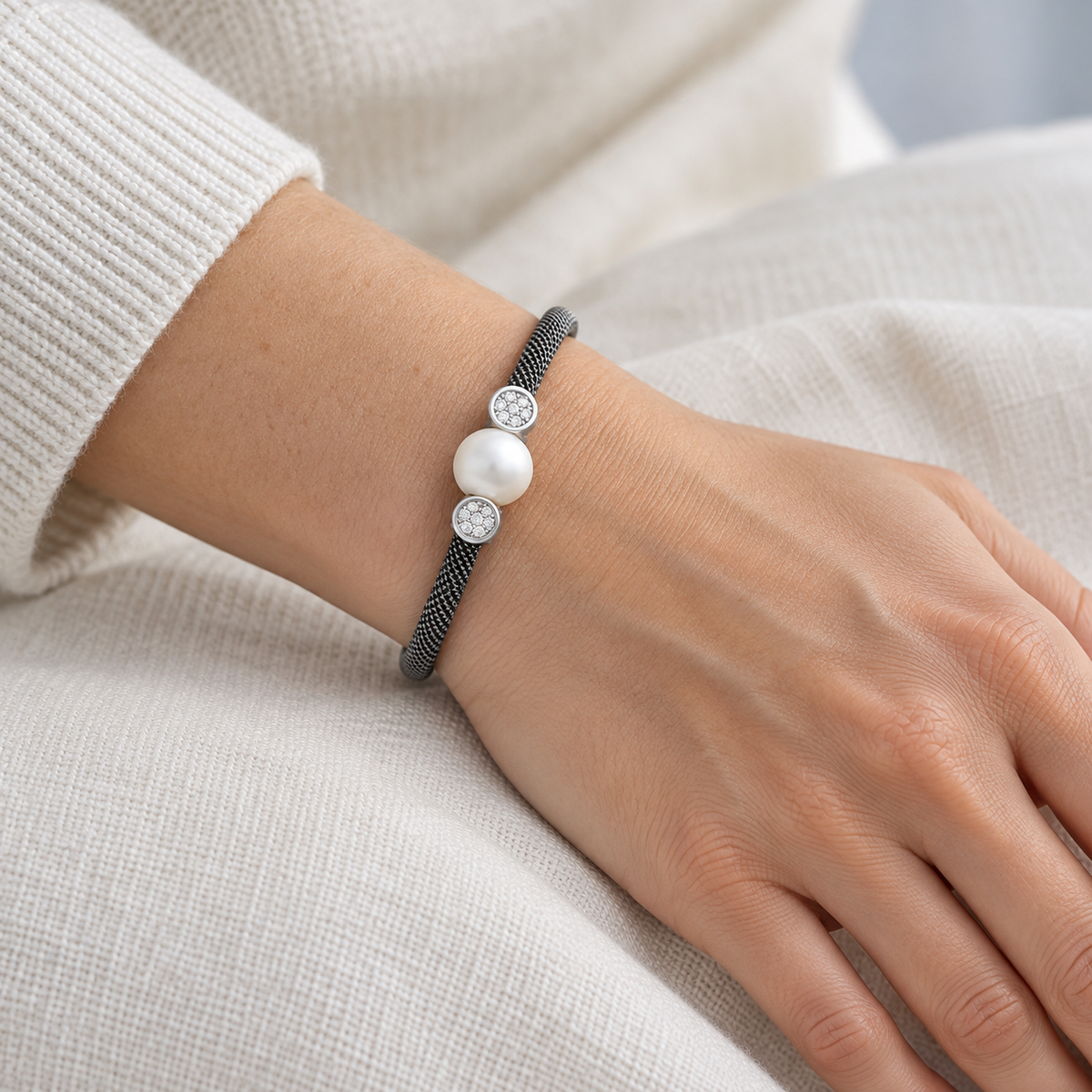 Pulsera de acero y motivos redondos V-2452/PU — primer plano de la joya puesta
