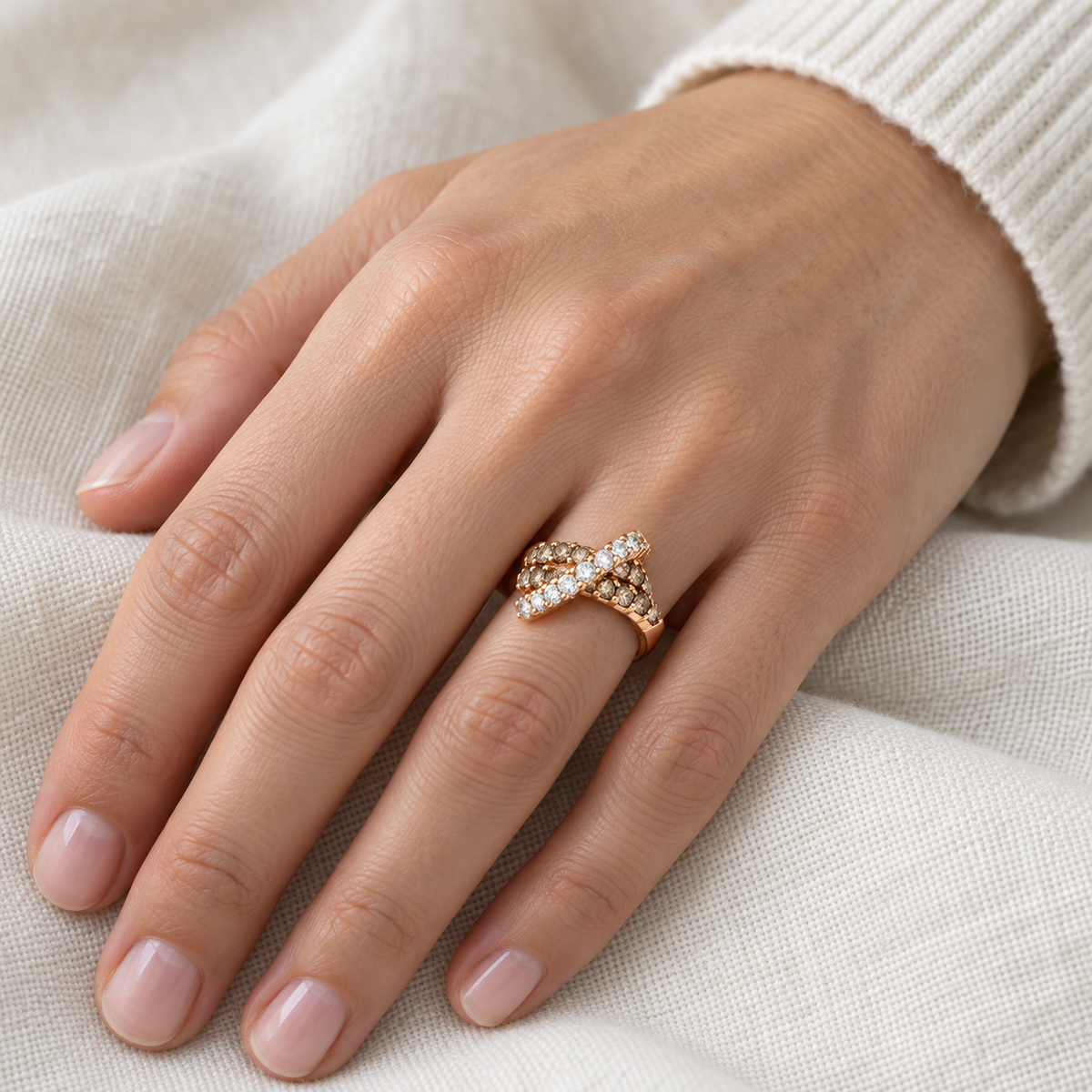 Anillo de bandas cruzadas y tonos cálidos V-2467/S — primer plano de la joya puesta