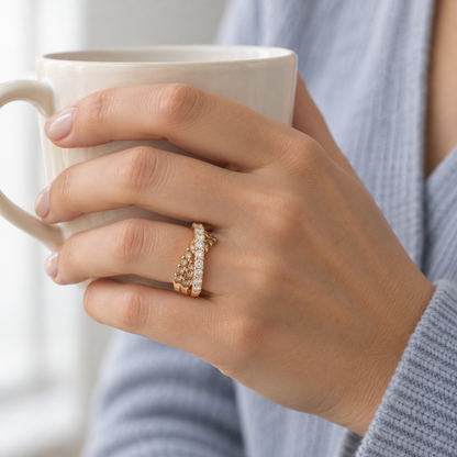 Anillo de bandas cruzadas y tonos cálidos V-2467/S — joya puesta desde otro ángulo