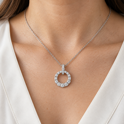 Colgante circular de brillantes V-2549/CL — primer plano de la joya puesta