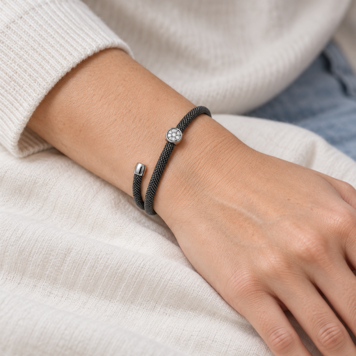 Pulsera de acero y centro oval luminoso V-2559/PU — primer plano de la joya puesta