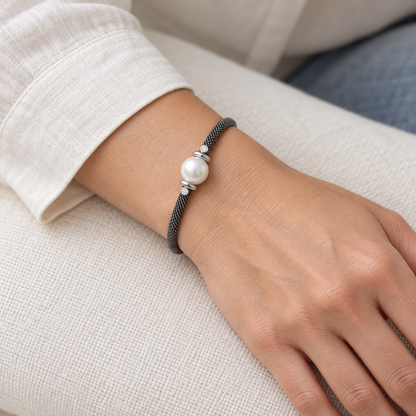 Pulsera de acero y centro blanco redondo V-2592/PU — primer plano de la joya puesta