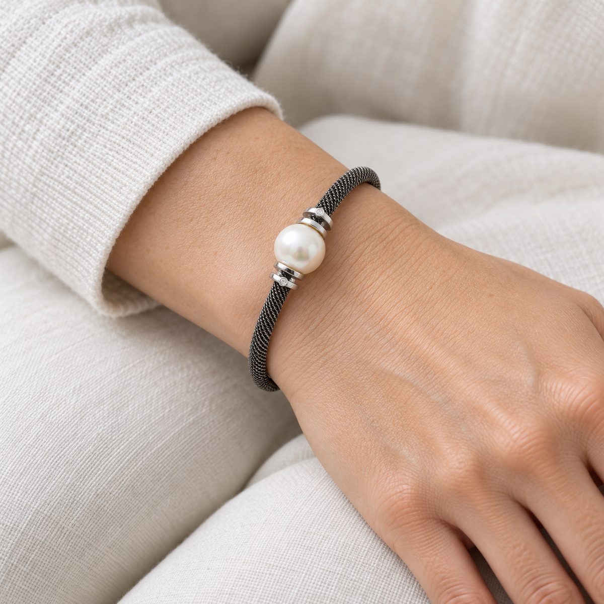 Pulsera de acero con centro claro y bandas V-2596/PU — primer plano de la joya puesta