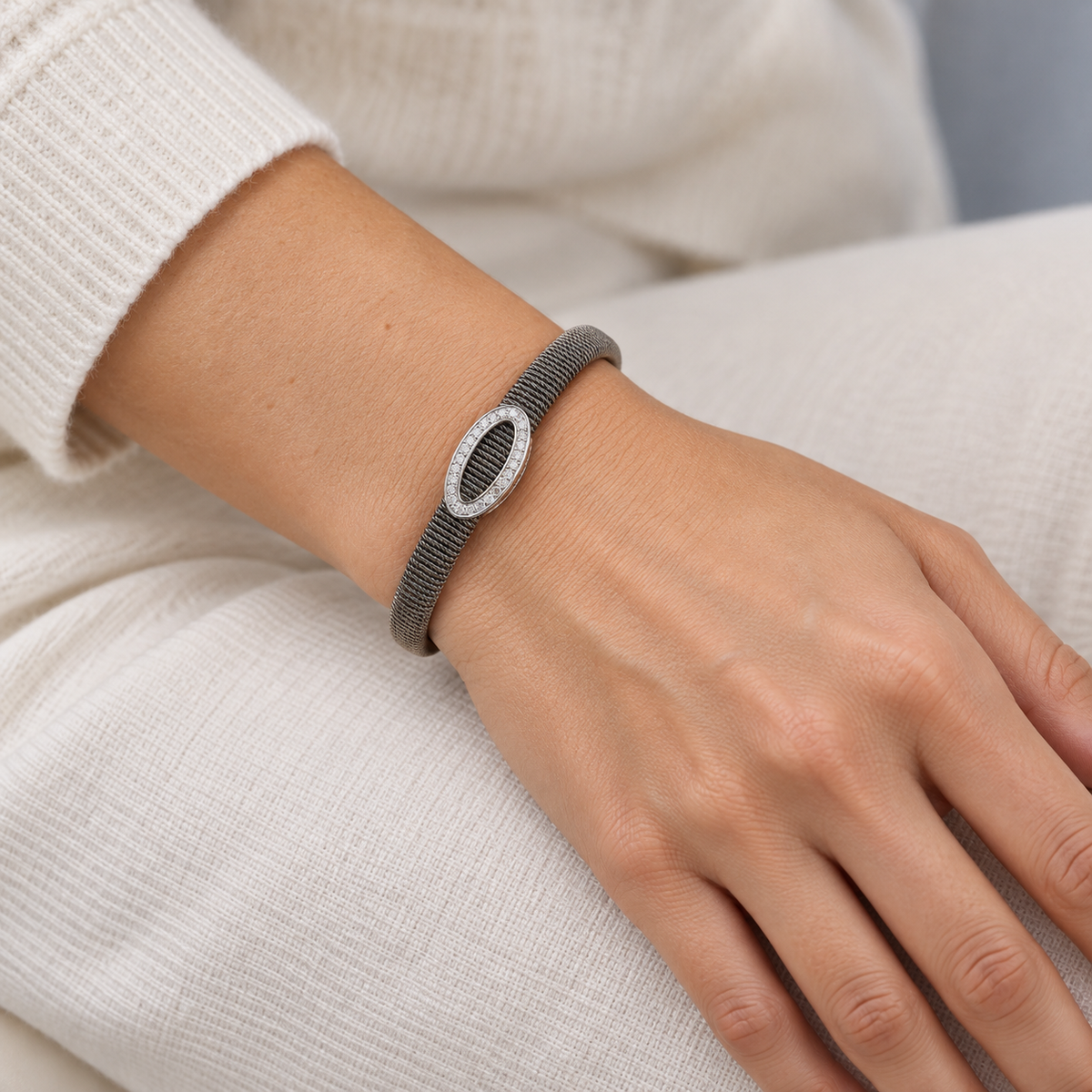 Pulsera de acero con óvalo calado V-2606/PU — primer plano de la joya puesta