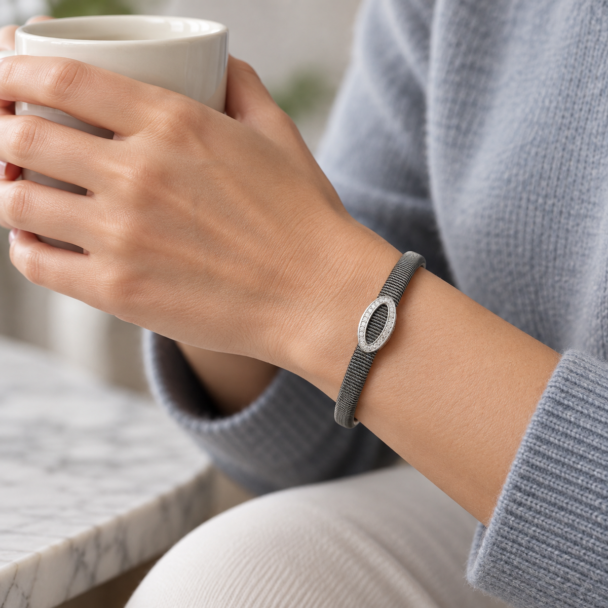 Pulsera de acero con óvalo calado V-2606/PU — joya puesta desde otro ángulo