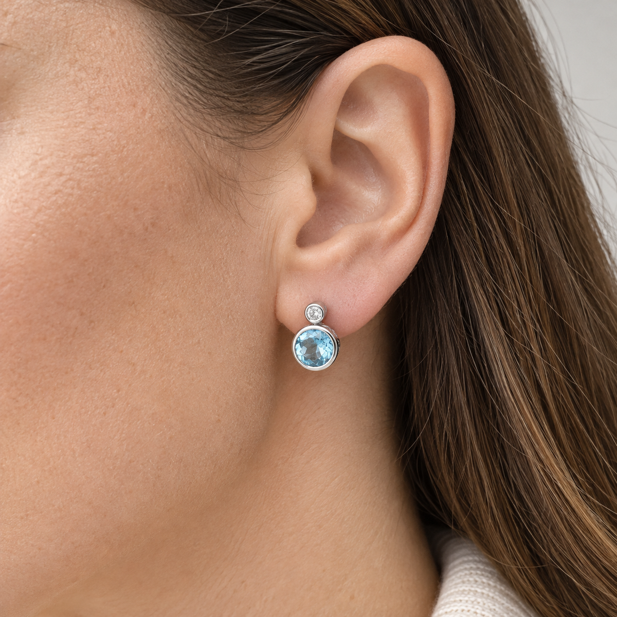 Pendientes de centro azul y brillante V-2631/P — primer plano de la joya puesta