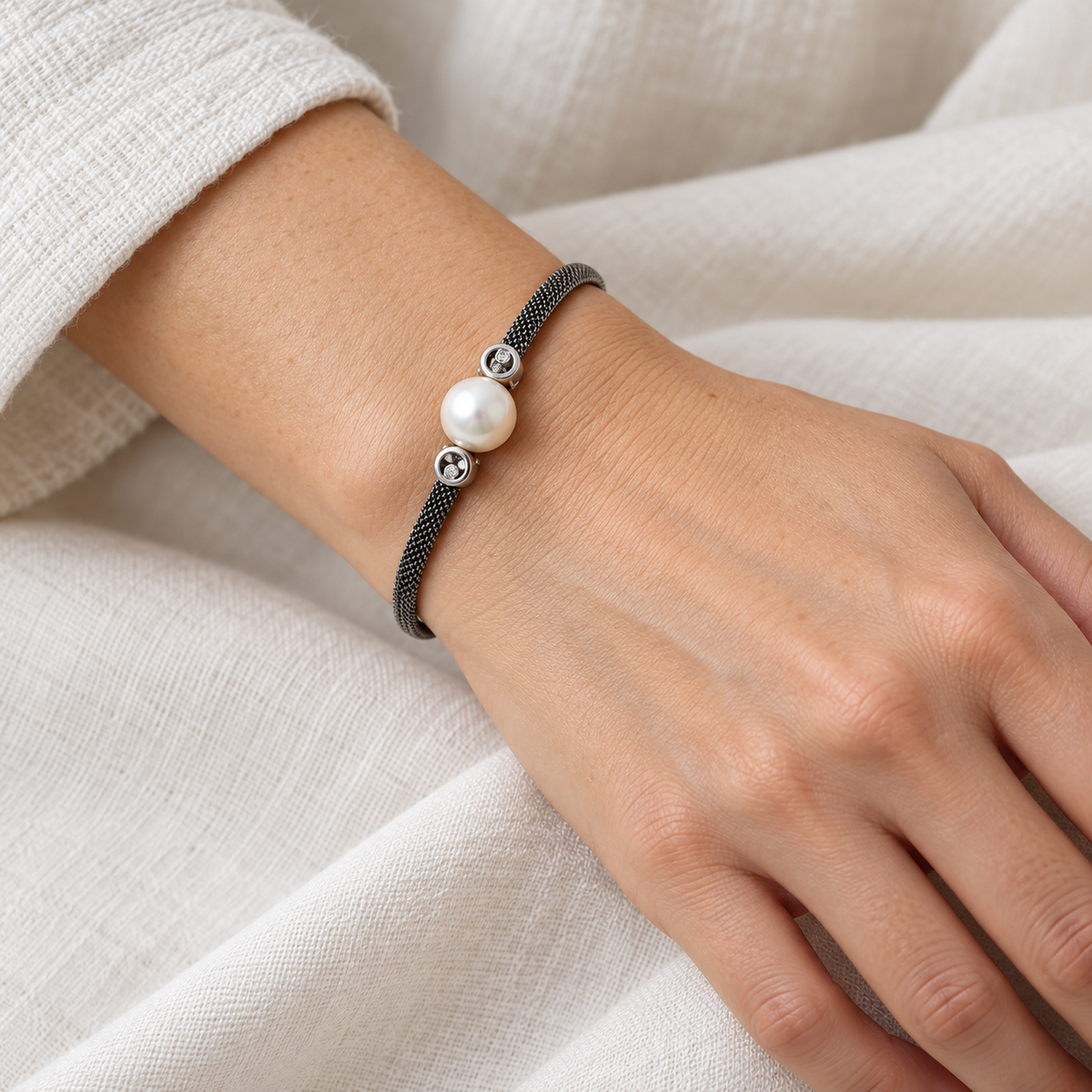 Pulsera de acero y centro de tonos claros V-2632/PU — primer plano de la joya puesta