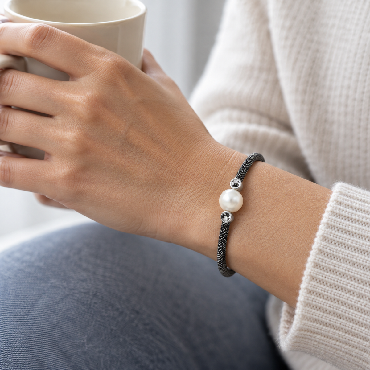 Pulsera de acero y centro de tonos claros V-2632/PU — joya puesta desde otro ángulo