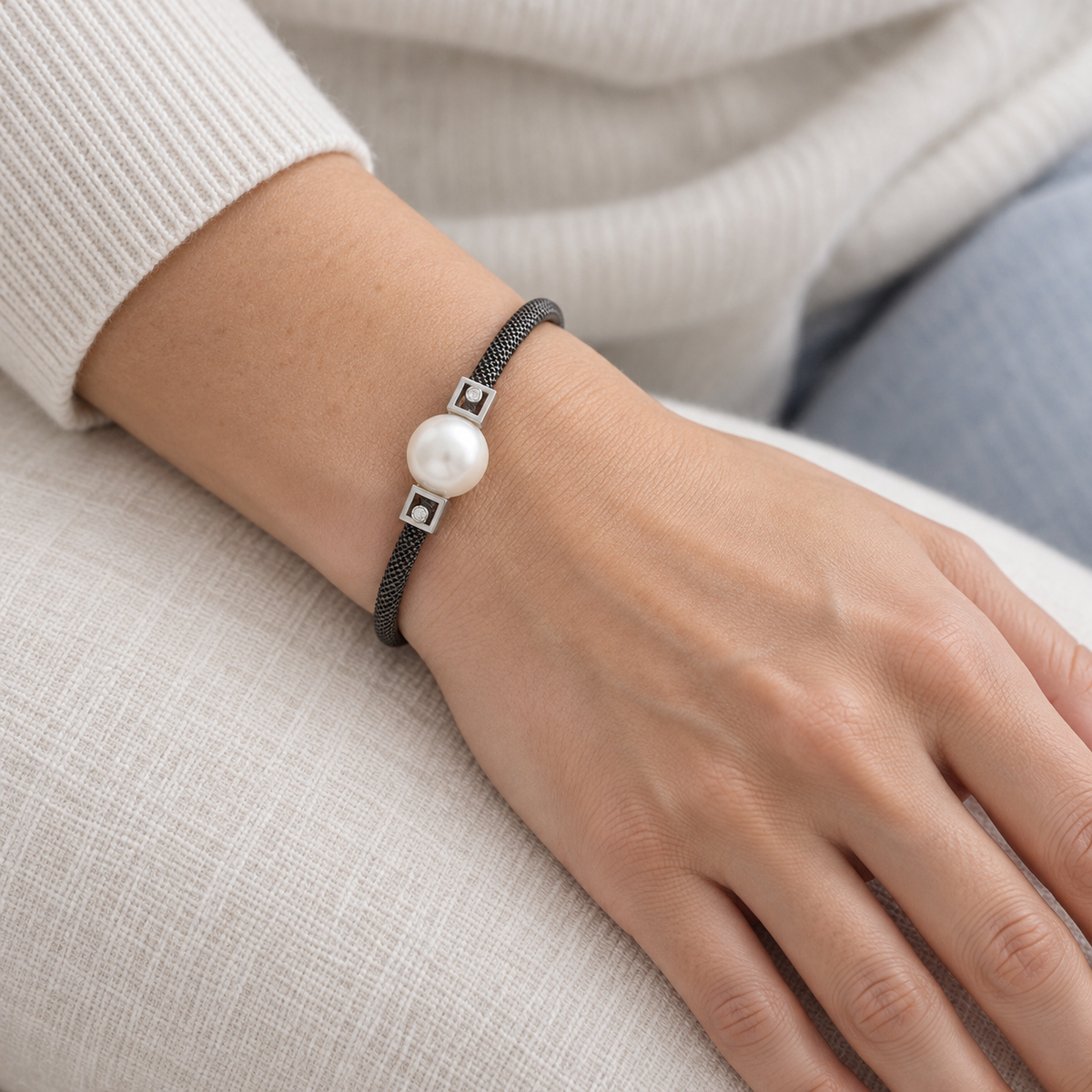 Pulsera de acero y detalles geométricos V-2671/PU — primer plano de la joya puesta