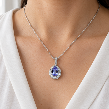 Colgante de lágrima azul y halo V-2687/CL — primer plano de la joya puesta